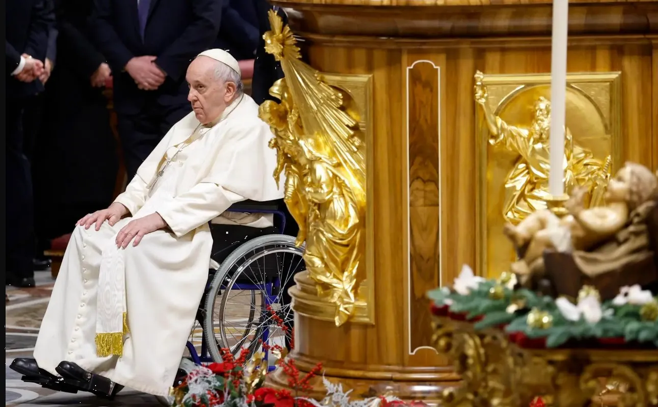 Papa Francisco acude al Portal de Belén en silla de ruedas