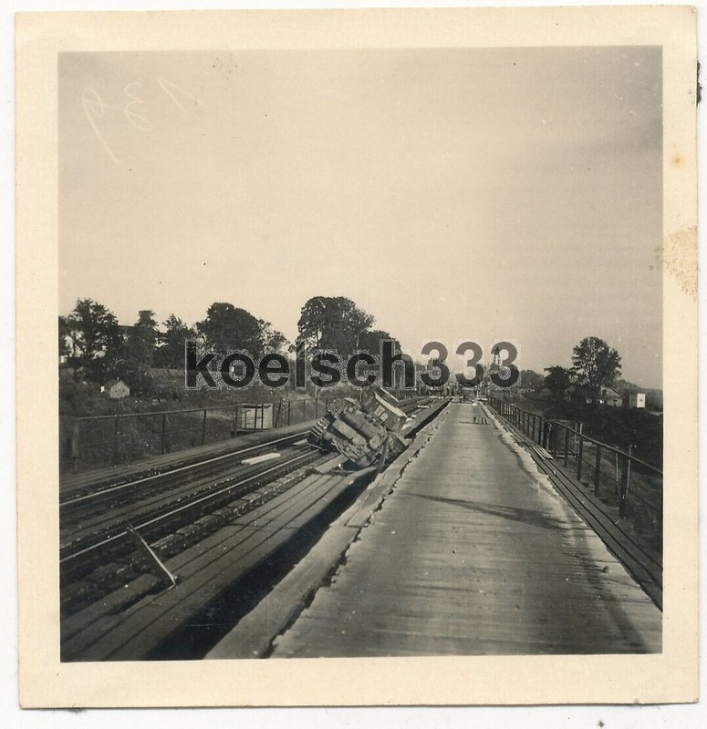 Foto Praga Panzer 38(t) der Wehrmacht ist auf einer Eisenbahnbrücke eingebrochen