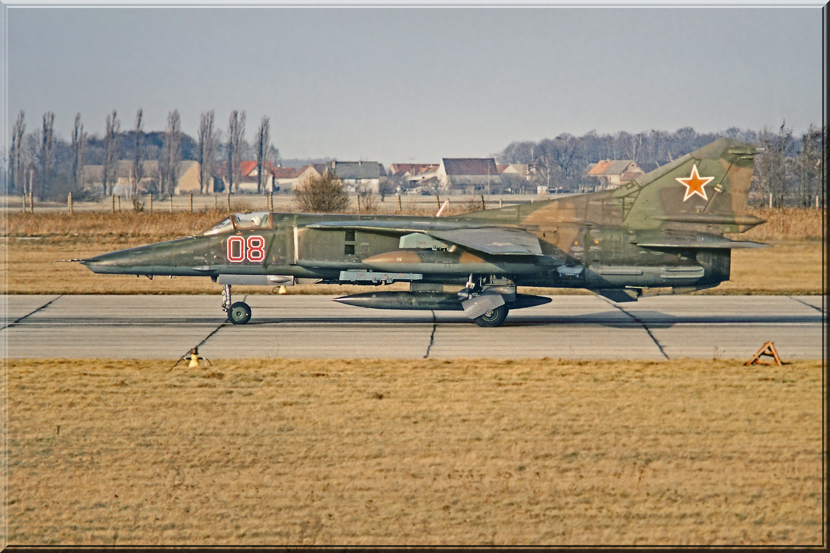 296 APIB MiG-27M 08 Red_83712545258, Frühling 1993