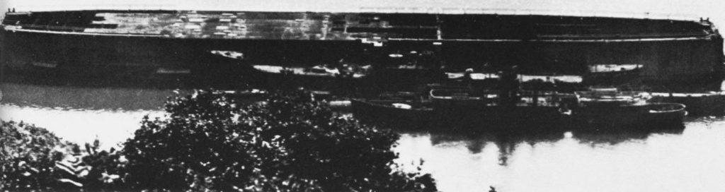 Deux vues de la coque du Clemenceau à Landevennec 57568678