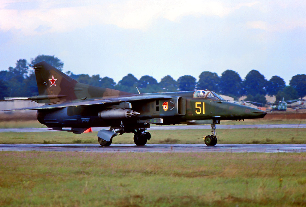 19 GvAPIB MiG-27D Yellow 51 61912561302 (4)