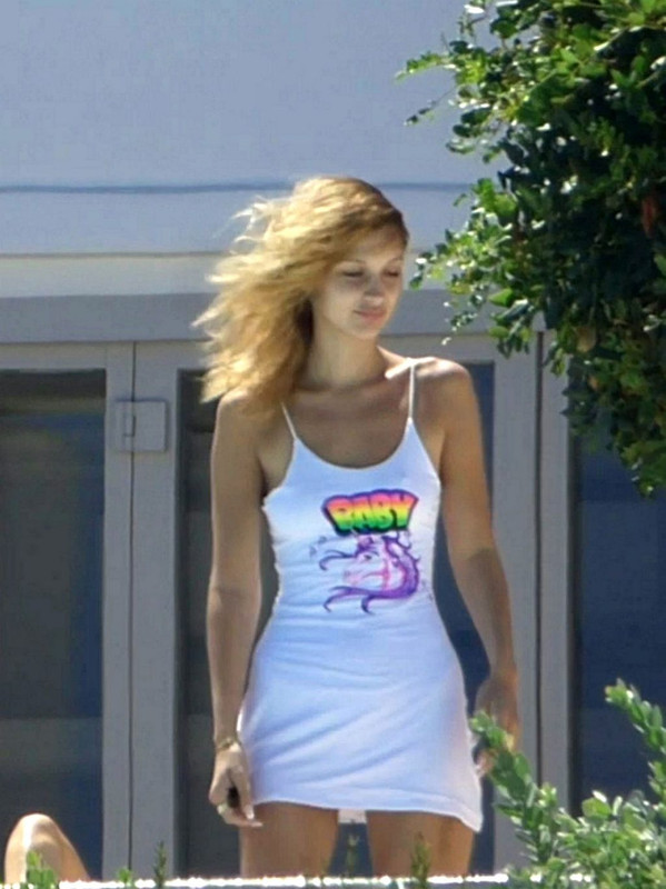 Gigi-Hadid-Bella-Hadid-Sexy-TheFapp(41)