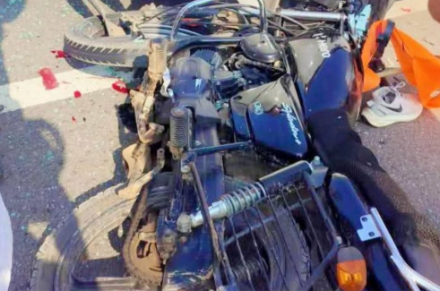 रामगढ़ शेखावाटी में खड़ी कार से बाइक टकराई:दोनों चचेरे भाई गंभीर घायल, चूरू रेफर; सालासर से अपने गांव वापस जा रहे थे