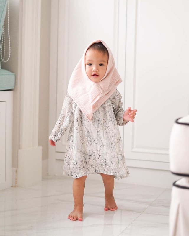 Claire Herbowo memakai hijab