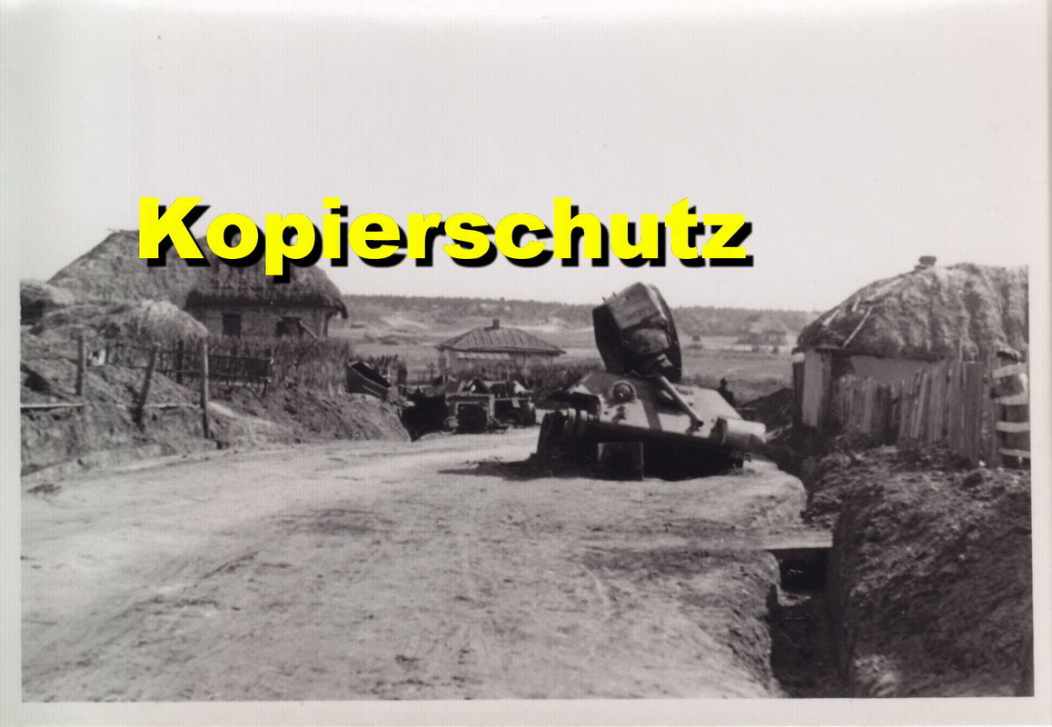 Abgeschossene T 34 auf der Dorfstarße in Termoje