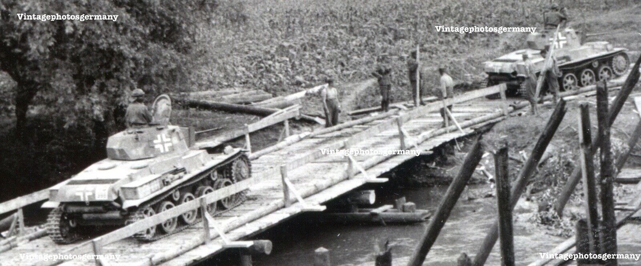 Foto Balkan Ungarische Beute - Panzer 38M Toldi mit Balkenkreuz1