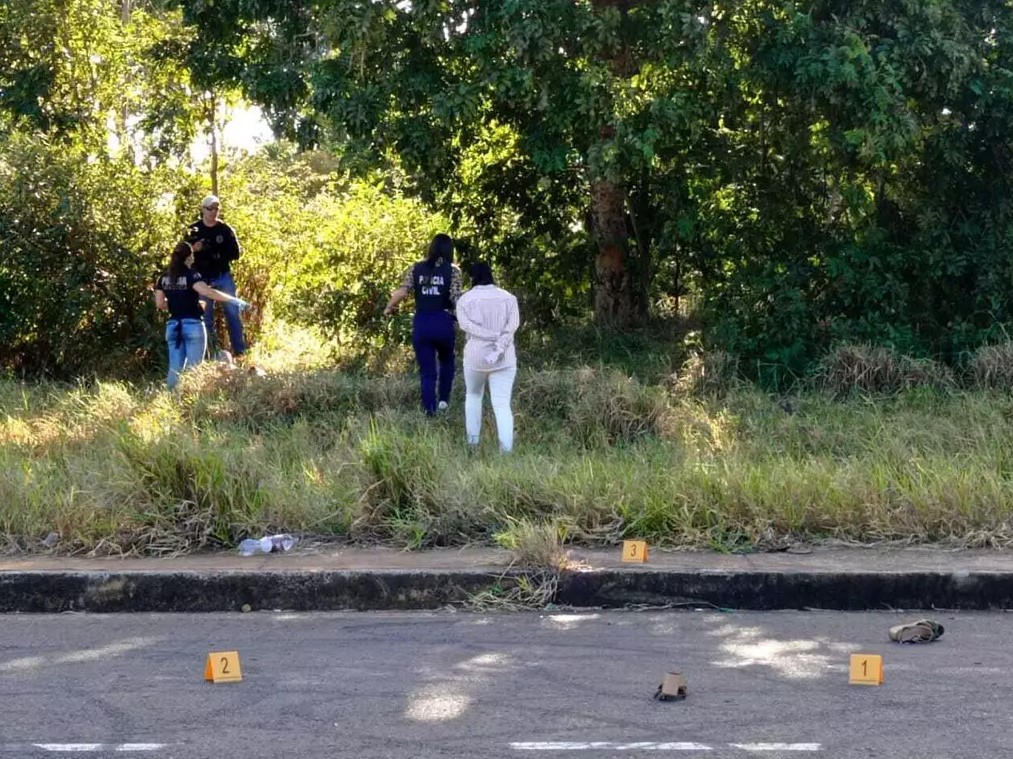 Delegada e peritos no local onde cadáver foi encontrado. (Foto: Kamila Alcântara)