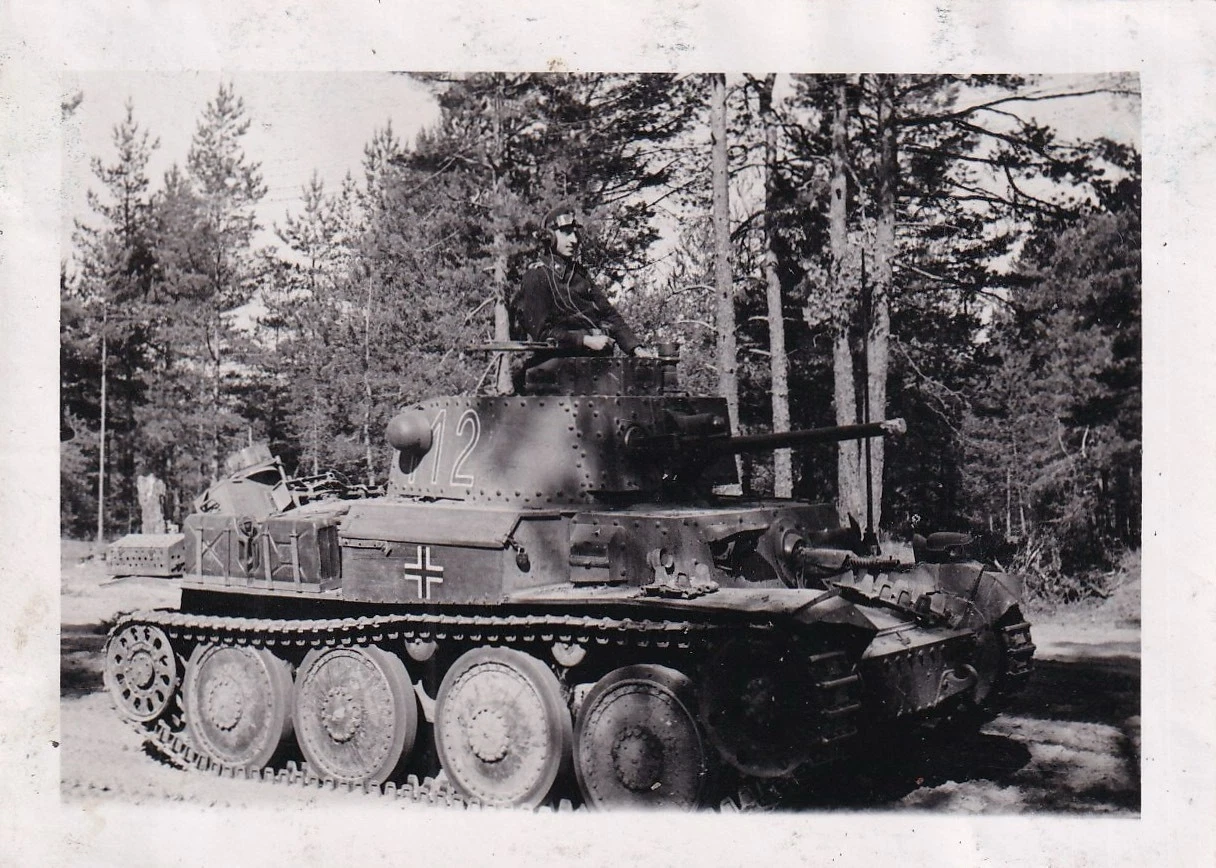 Foto Panzerkommandant mit Panzer Panzerkampfwagen 38 (t) Russland 2 WK