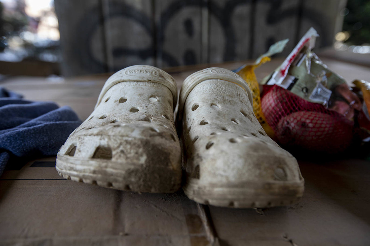 [Zapatos rotos y sucios]