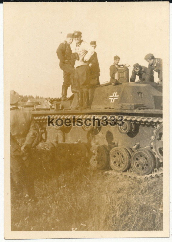 Foto Soldaten der Wehrmacht auf einem Sturmgeschütz Panzer in Russland