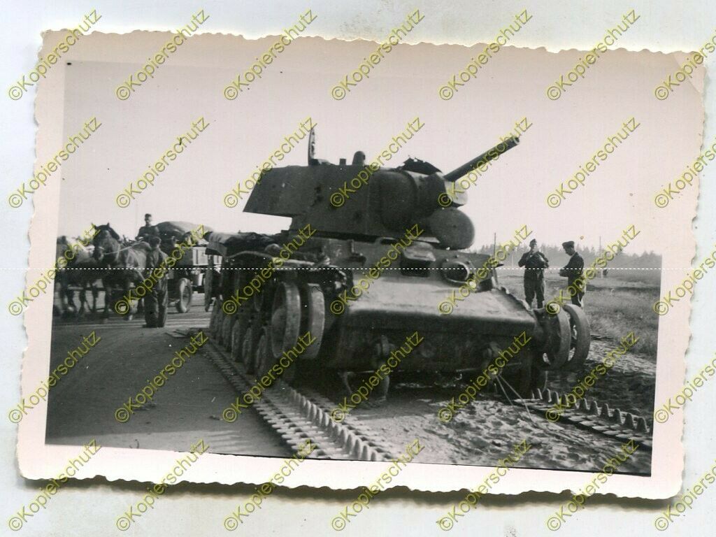 Foto, Wehrmacht, Blick auf einen zerstörten russischen Panzer, R