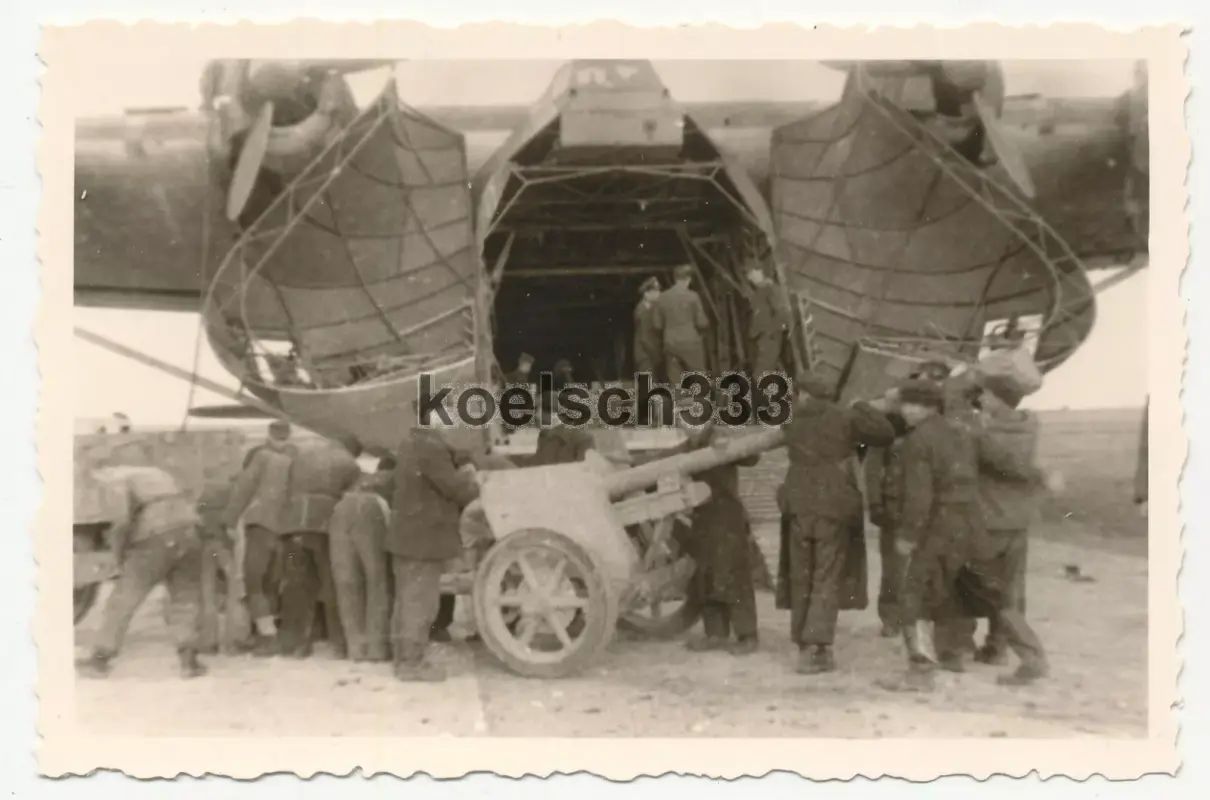Foto Luftwaffe Transportgeschwader 5 PaK für Afrika Korps vor Me 323 Flugzeug