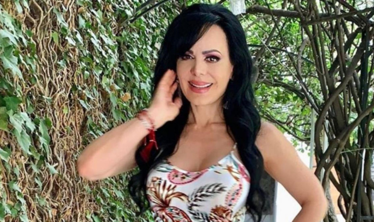 Maribel Guardia luce vestido revelador y muestra de más
