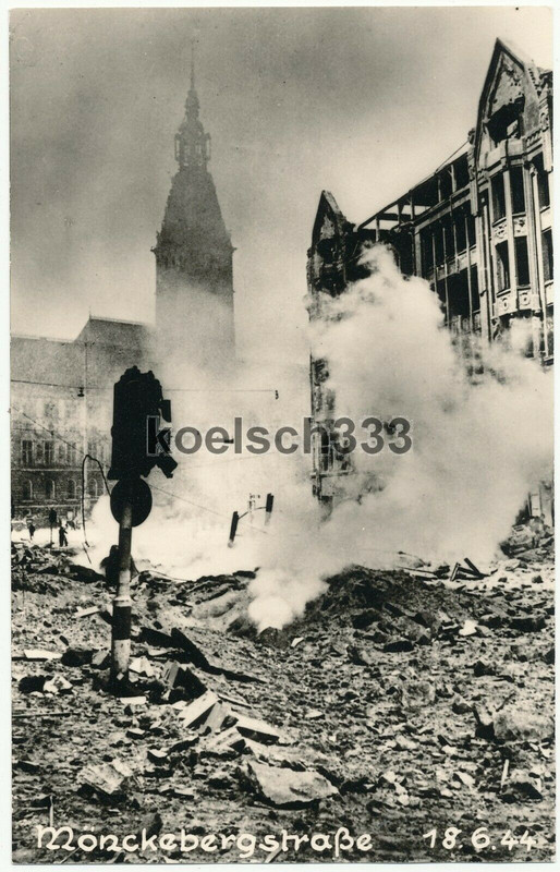 Foto Bombenkrieg in Hamburg Mönkebergstraße am 18.6.1944 Ruinen Trümmer