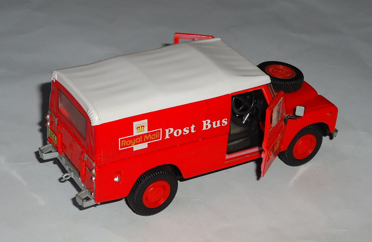 Land-Rover-Defender-109 (series III) RM1