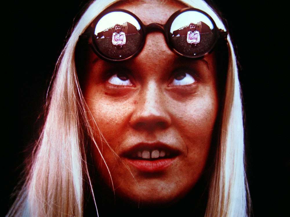 Agnetha-med-Bj_rn-i-brillorna_lowres