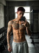 Man-taking-gym-selfie-202608171950