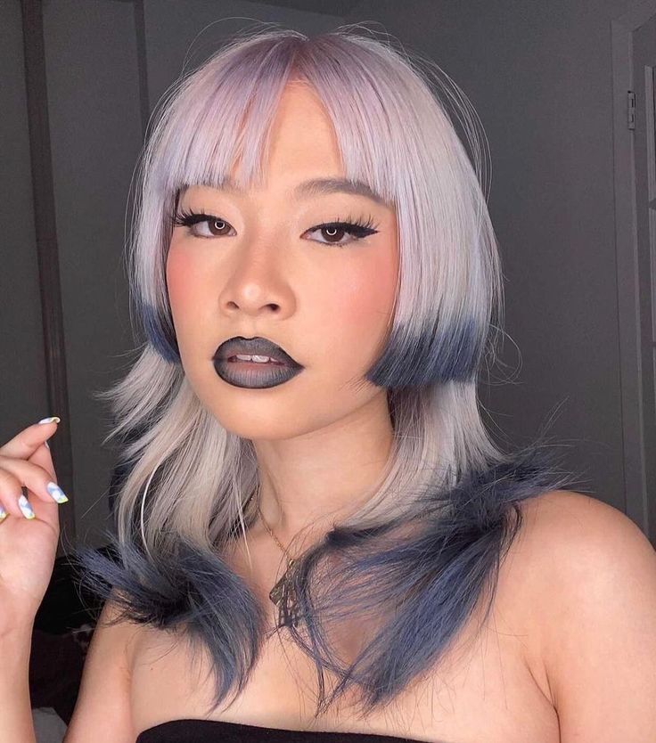 Casual styled black and blonde jellyfish look