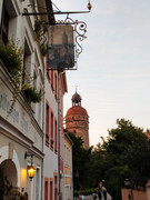 Hotel zum dreibeinigen Hund hinten der Nikolaiturm)