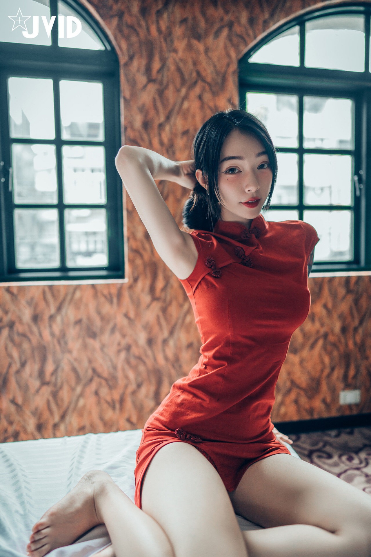 jvid 露出 色色旗袍写真，复古窗边的红衣纹身女孩插图7