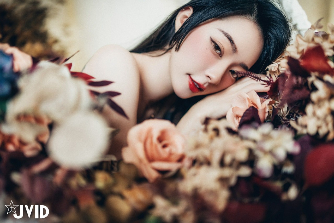 jvid 飄 飄《女神比基尼》美女写真，躺在浴缸场景，尽显性感姿态插图7