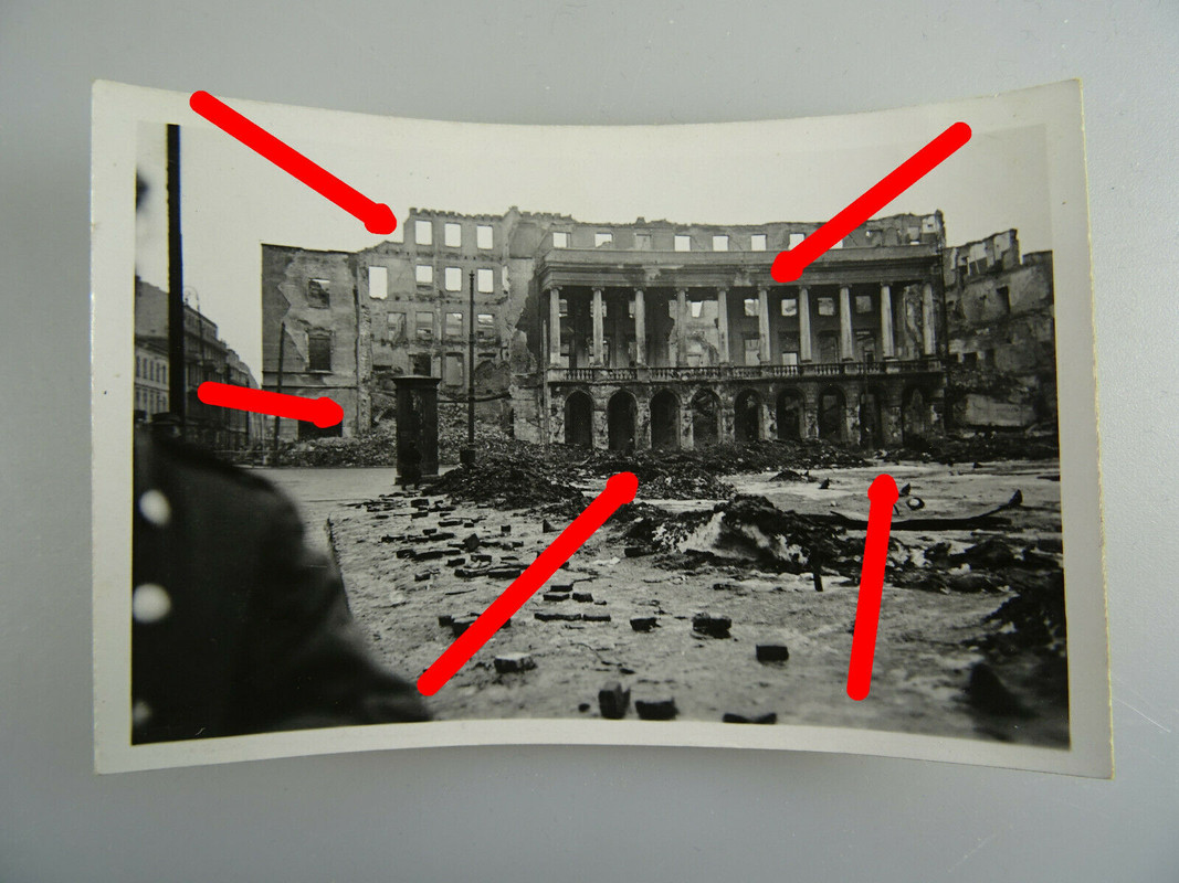 Foto, Polen Warschau Strasse, zerstörtes Gebäude, beschriftet