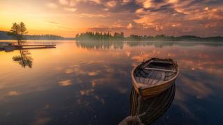  Dòng thơ họa của Nguyễn Thành Sáng &Tam Muội (2) - Page 4 Sunset-reflection-boat-in-peaceful-lake-lake-Ringerike-Norway-la