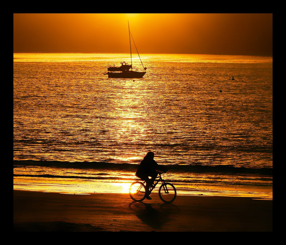 gold-beach-cyclist.jpg