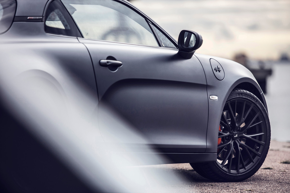 21234947_2019_-_ALPINE_A110S_tests_drive_in_Portugal