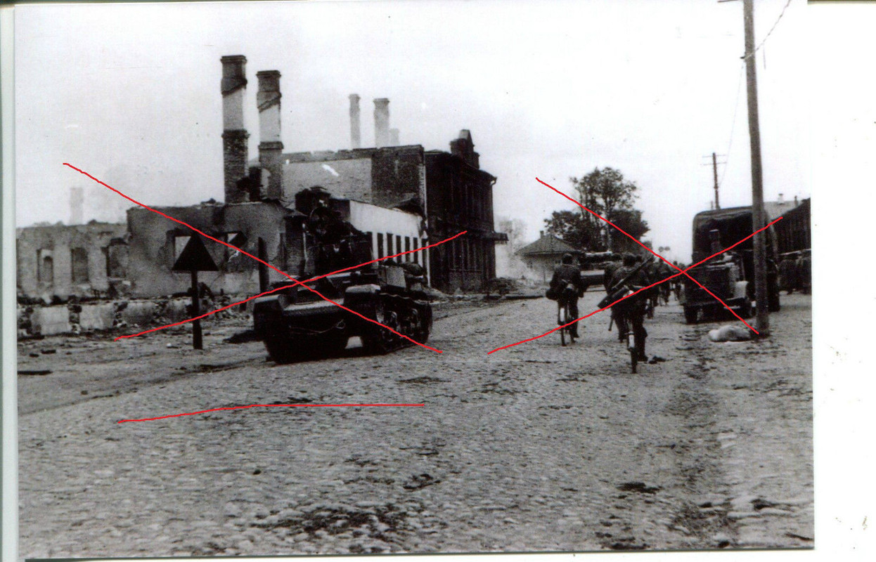 Fahrradschützen Wehrmacht zerstörter Panzer Tank