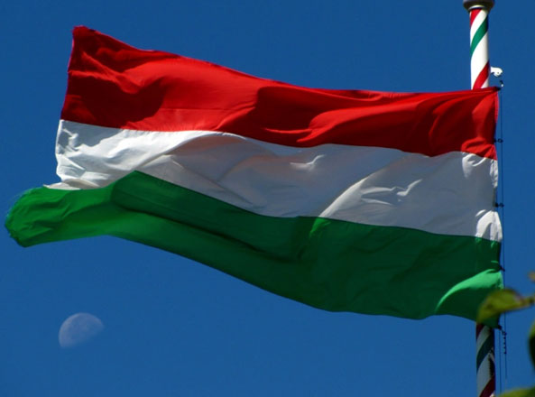 La bandiera ungherese sventola al vento del Balaton salutando il Giro dItalia (fromhungarywithlove.wordpress.com)