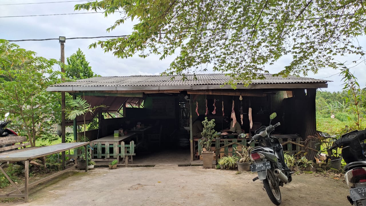 Warung Sate Taichan, tempat makan siang di Gresik yang dekat dengan sejumlah tempat wisata dan tempat sewa motor.
