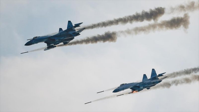 Aviones cazas rusos disparando misiles guiados Aviones cazas rusos