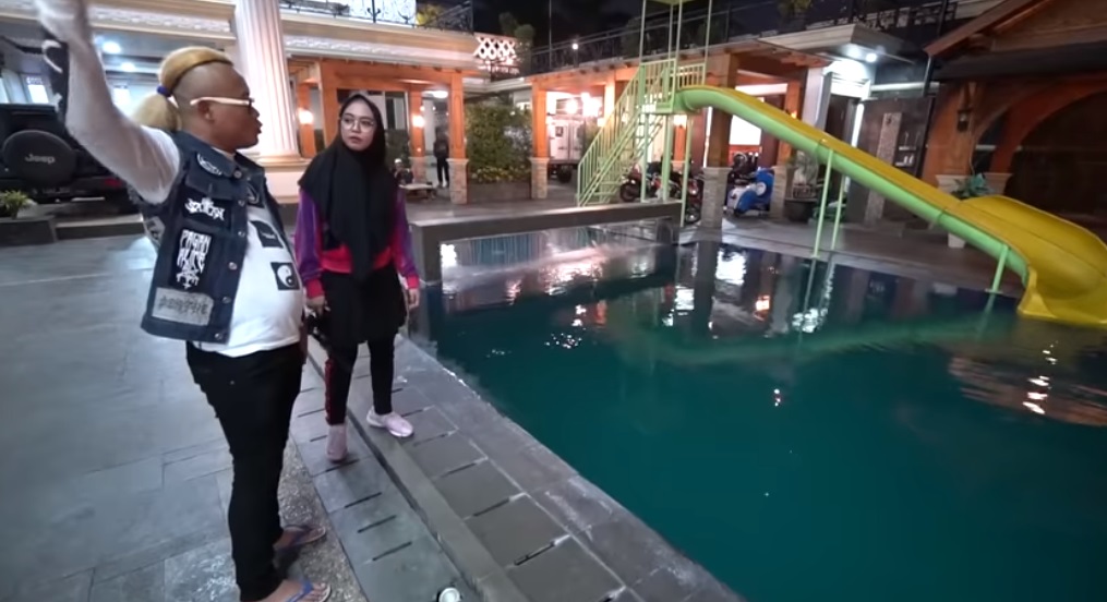 Kolam renang di rumah Sule