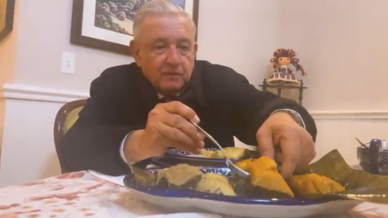 AMLO come tamales el Día de la Candelaria, “bendita tradición”