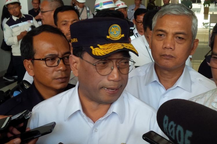 Menteri Perhubungan (Menhub) Budi Karya Sumadi di Bandara Internasional Adi Soemarmo Solo, Jawa Tengah, Minggu (3/11/2019).(KOMPAS.com/LABIB ZAMANI)