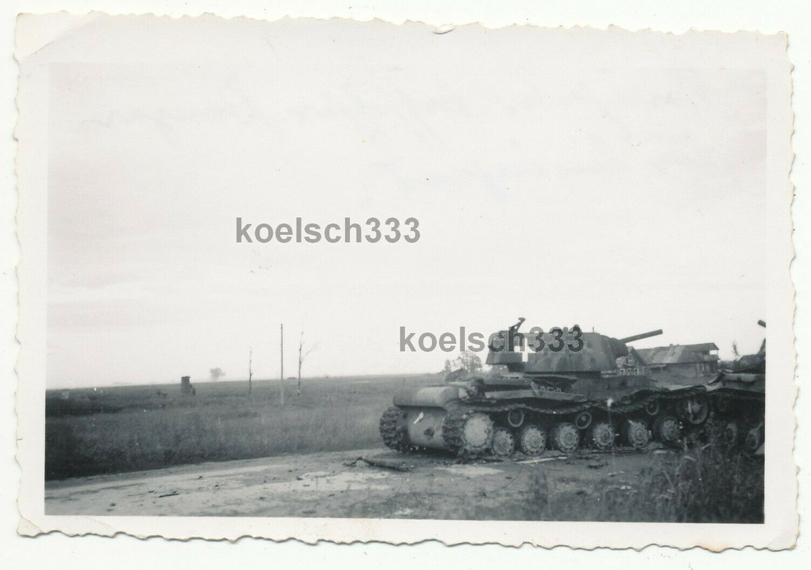 Foto russischer KW I Panzer mit weißem Beute Balkenkreuz an der 