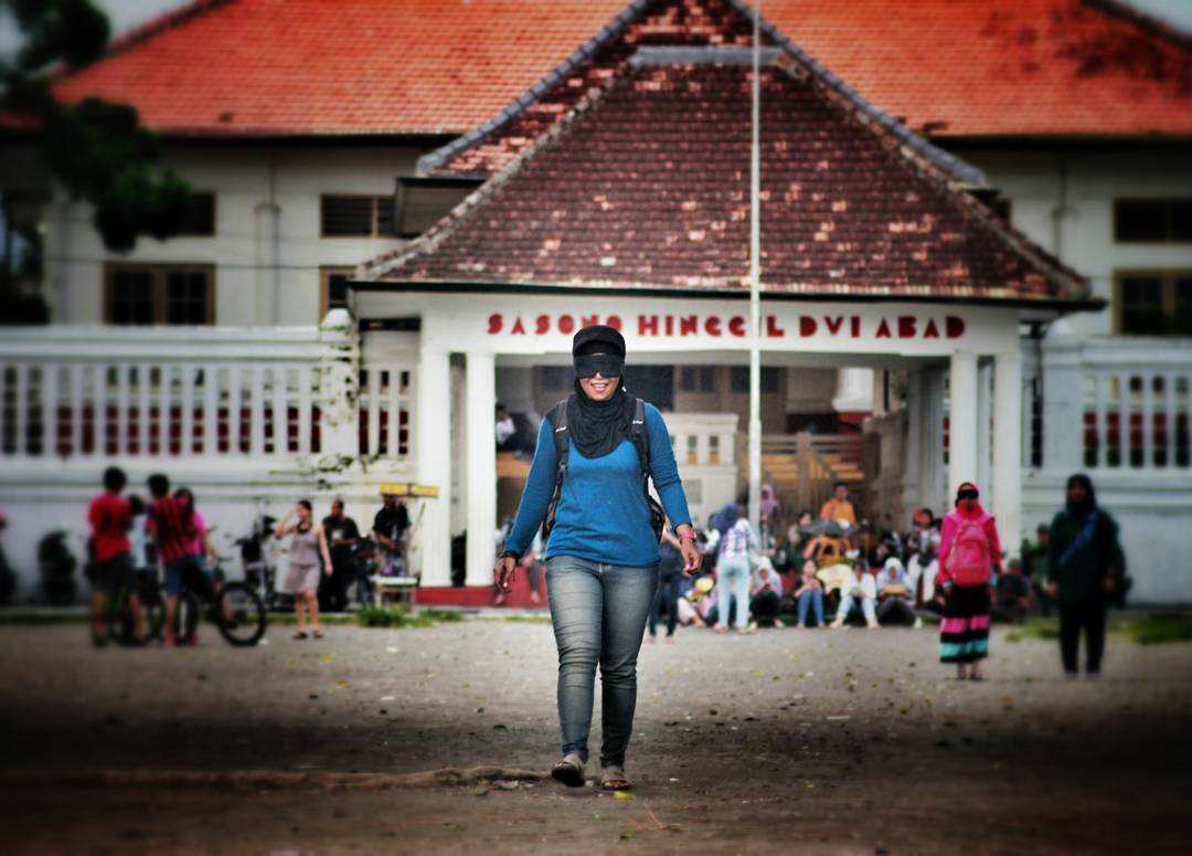 Pengunjung yang sedang mencoba masangin dengan menutup mata dan berjalan dari Sasono Hinggil.