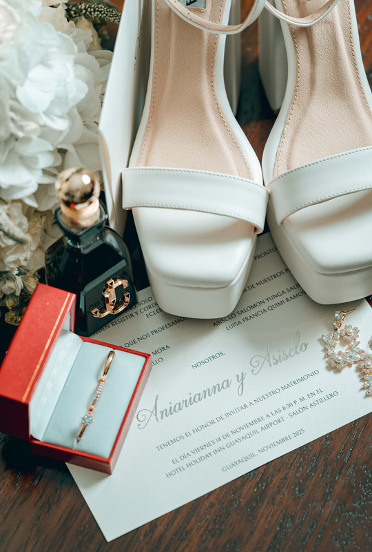 Invitación, tacones, anillos y perfume
