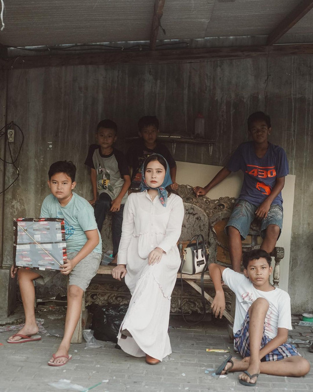 7 Foto  di pinggir  jalan ala Prilly Latuconsina dari  becak 