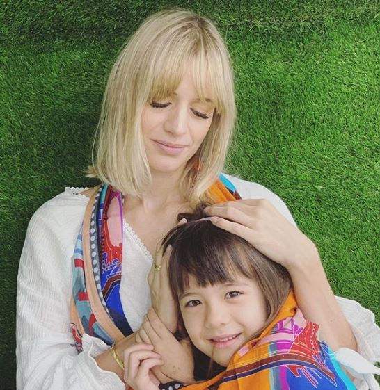 Viola dang sang anak