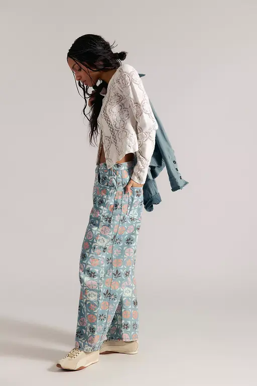 Trendy Printed Barrel Jeans – side view street fashion