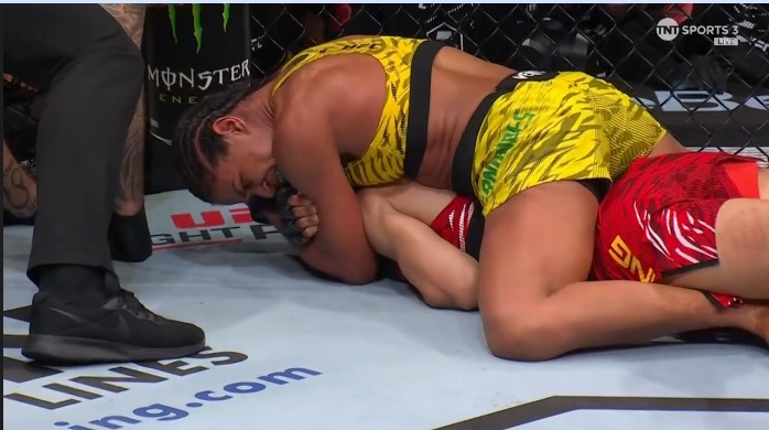 Габриела Фернандес задуши Уанг Конг във втория рунд