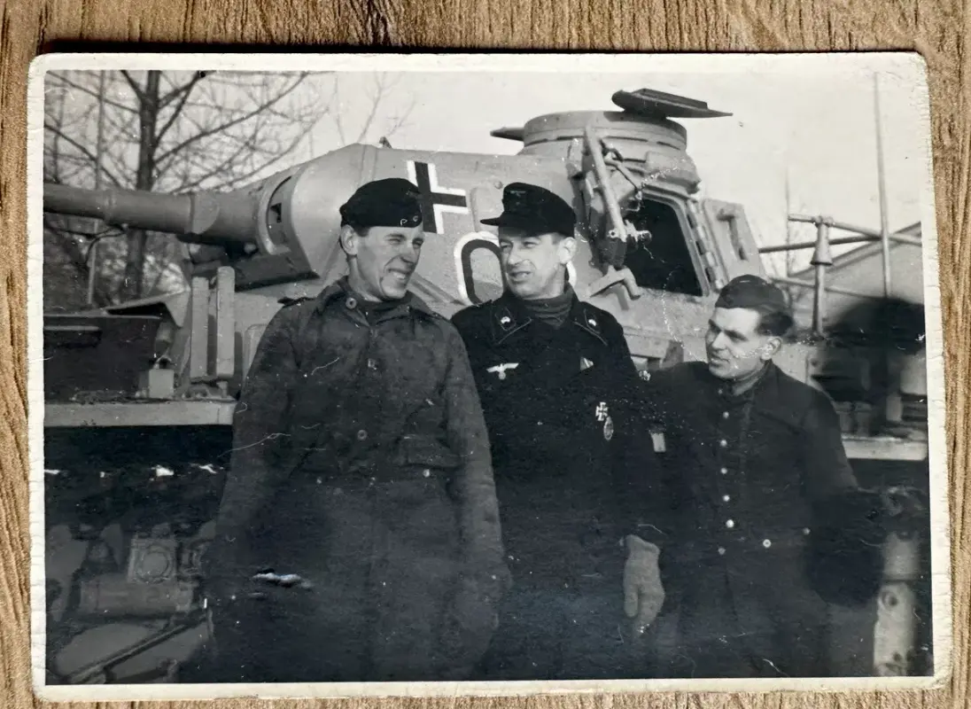 Front Foto aus Panzer Fotolot O.Mäurer Besatzung Panzerkampf Sturmgeschütz 02