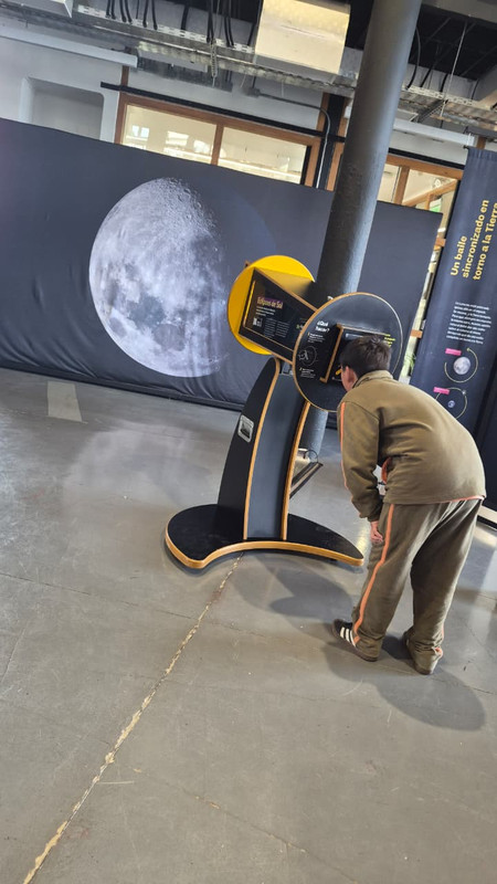 ¡Pequeños astrónomos! Estudiantes de 3° y 4° básico exploran el Universo en la muestra interactiva del MIM - imagen adicional