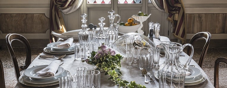 Стол с графинами и бокалами 