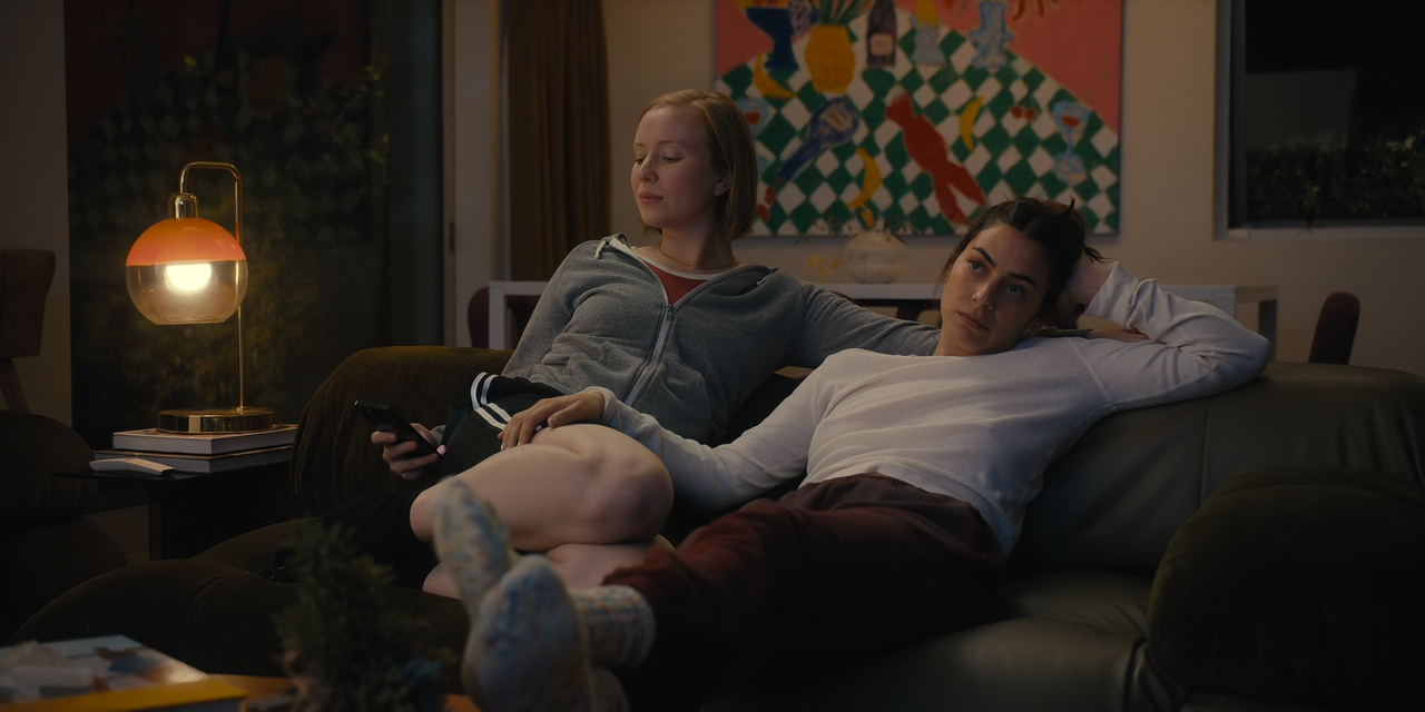 Hacks.(2021).S03E02.Better.Late.1080p.10bit.HMAX.WEB-DL.DDP5.1.HEVC-Vyndros.mkv_snapshot_01.37_[2024