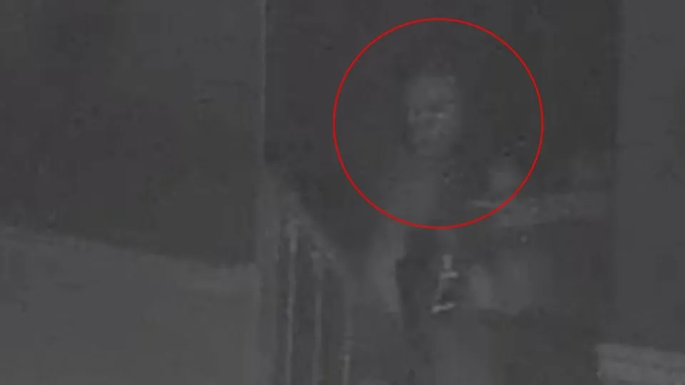  Mujer capta aterrador fantasma dentro de su casa; creyó que era un intruso
