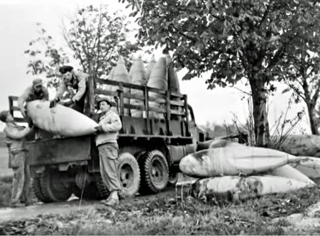 US-Gis-collecting-Luftwaffe-drop-tank-3.