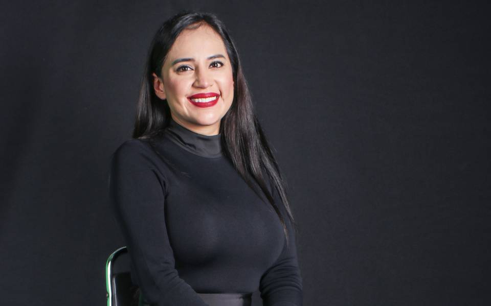 Sandra Cuevas acalla protesta con música, acarreados y billetes de 500 pesos
